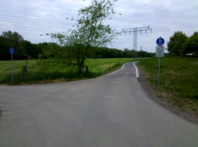Elsterradweg am Bauhof der Umwelt- und Wassertechnik Pegau mit Blick nach Gatzen im Mai 2016