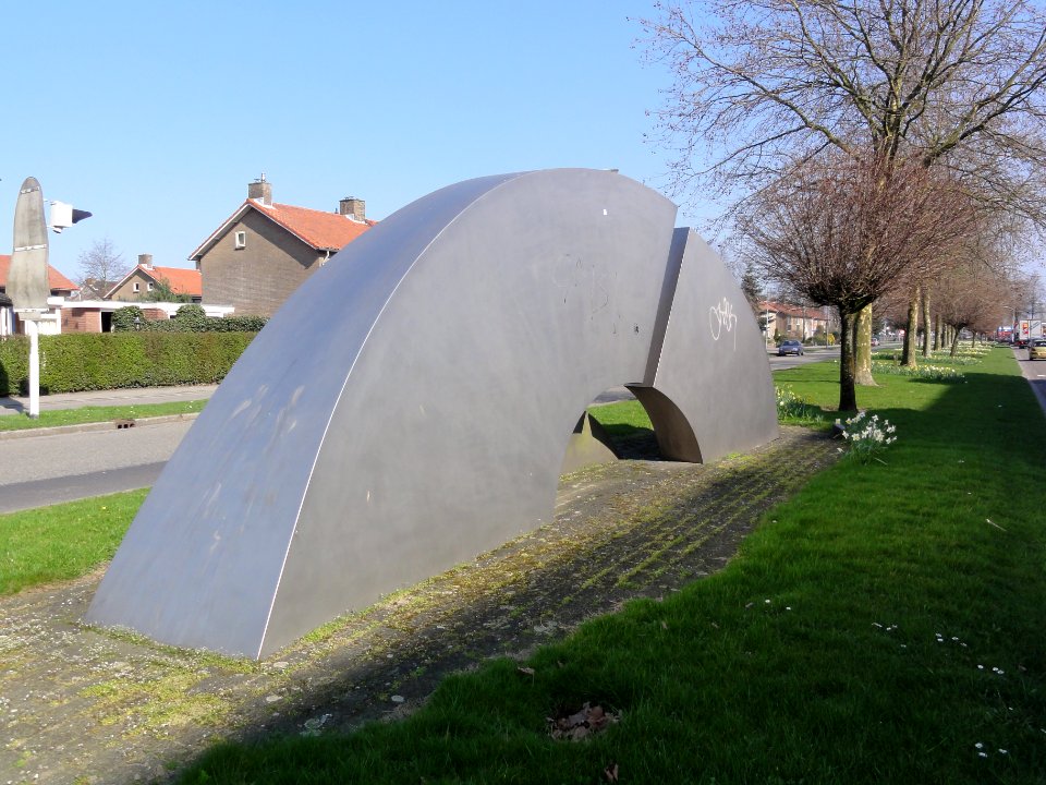 Elst (Overbetuwe) Aamsestraat, Sculpture Ontluiken by P.Slegers, 1989, backside
