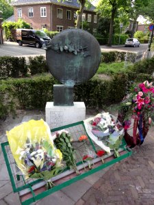 Elst (Overbetuwe) oorlogsmonument op plein bij gemeentehuis