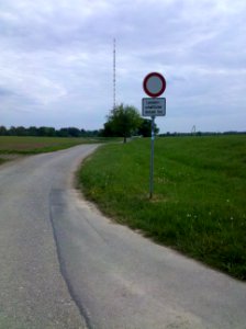 Elsterradweg und -deich mit Sender Wiederau im Hintergrund im Mai 2016