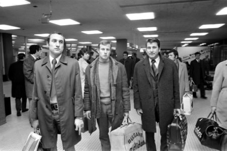 Elftal CSKA-sofia op Schiphol aangekomen, vlnr Kolev, Denev en trainer Manol, Bestanddeelnr 926-0578