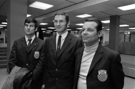 Elftal Carl Zeiss Jena arriveert op Schiphol voor wedstrijd tegen Ajax. Peter Du, Bestanddeelnr 923-3313