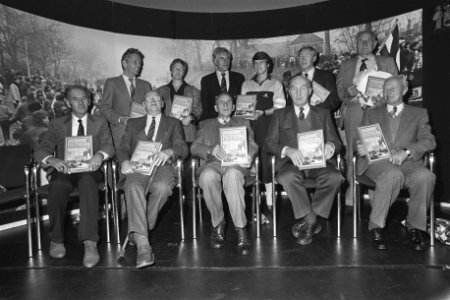 Elfstedentochtwinnaars aanwezig bij presentatie boek over Elfstedentocht in Fran, Bestanddeelnr 933-8048