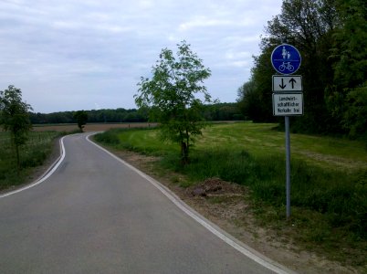 Elsterradweg am Schwennigkeufer bei Altengroitzsch, Abzweig Wirtschaftsweg zwischen Gatzen und Elstertrebnitz im Mai 2016a