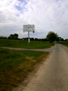 Elsterradwegweiser mit Blick nach Nord am Elsterradweg bei Wiederau im Mai 2016