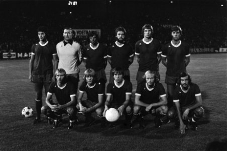 Elftal Ajax bij Amsterdam 701 toernooi Achter (vlnr) Tscheu La Ling, Piet Schr, Bestanddeelnr 928-7217