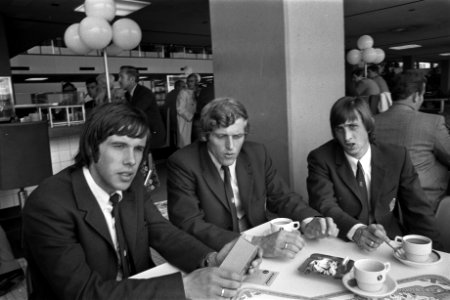 Elftal Ajax vertrekt naar Dresden ( Oost Duitsland ), Schiphol, (vlnr) Dick van , Bestanddeelnr 924-9787