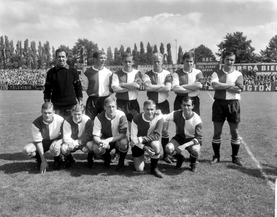 Elftal Feyenoord, staand Pieters Graafland, Kraay, Fransen, Romeijn, Israel, Vel, Bestanddeelnr 919-4470