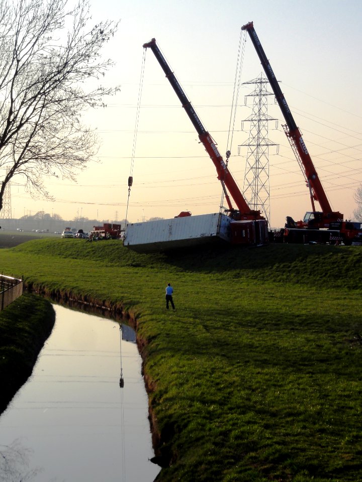 Elst (Overbetuwe) 2012-03-23 Trucking accident (2)