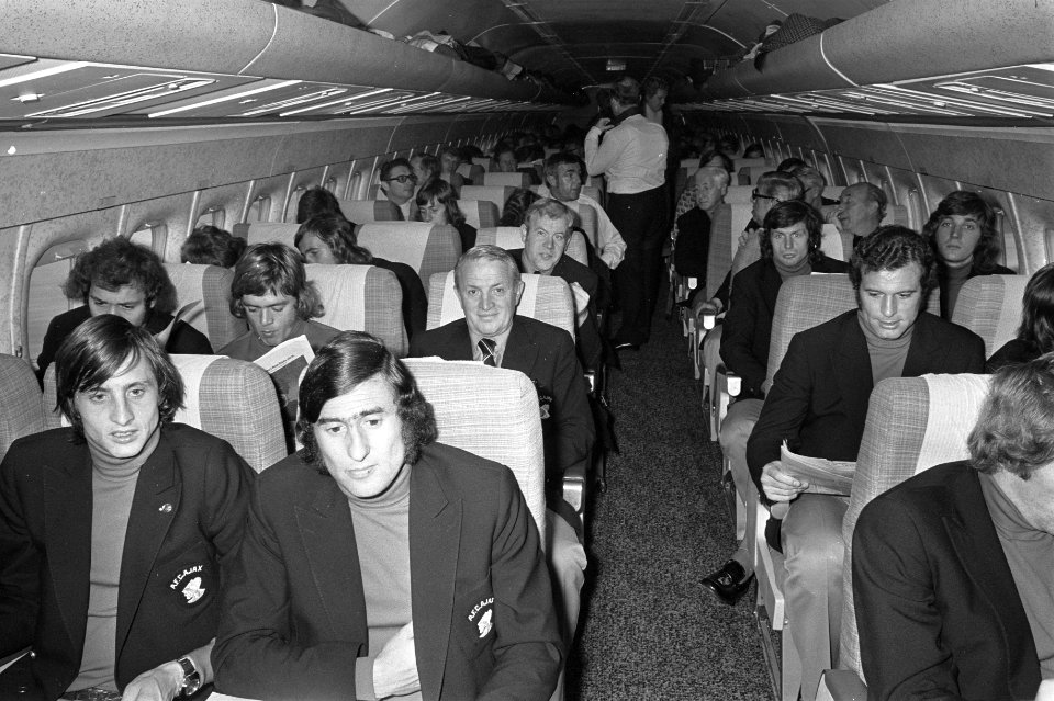 Elftal Ajax vertrekt van Schiphol naar Sofia voor Europacup-wedstrijd, elftal in, Bestanddeelnr 926-0048