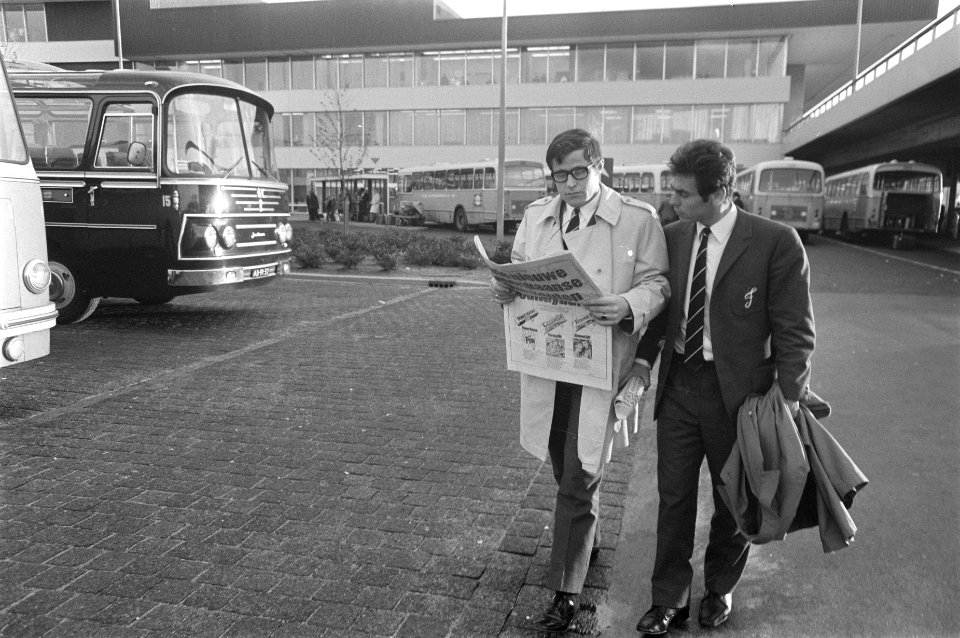 Elftal Feyenoord arriveert op Schiphol uit Milaan. Links Rinus Israel en rechts , Bestanddeelnr 922-9688