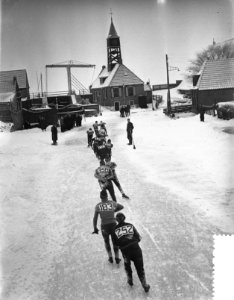Elfstedentocht. Kopgroep in Hindeloopen, Bestanddeelnr 907-5937