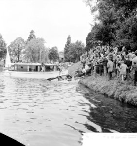 Elfstedentocht per zeilboot Start vanuit Leeuwarden Omgeslagen zeilboot, Bestanddeelnr 912-7656