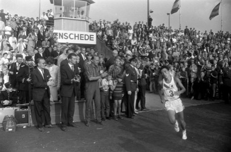 Elfde Internationale Marathon Enschede. Aankomst Yoshiro Mifune (Japan) in Diekm, Bestanddeelnr 920-6391