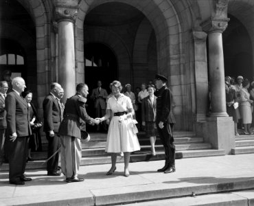 Elfde internationale concours hippique te Rotterdam, Prinses Irene bedankt de co, Bestanddeelnr 909-8217