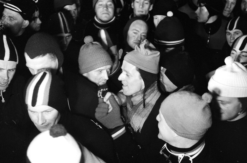 Elfstedentocht 1963. De rijders wachtend op de start in midden, rechts J. van de, Bestanddeelnr 914-7239