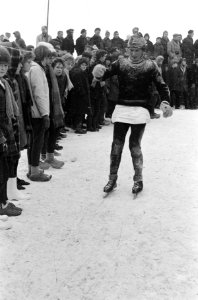 Elfstedentocht 1963. Klunen in Workum, rietmatten zijn er neergelegd, Bestanddeelnr 914-7235