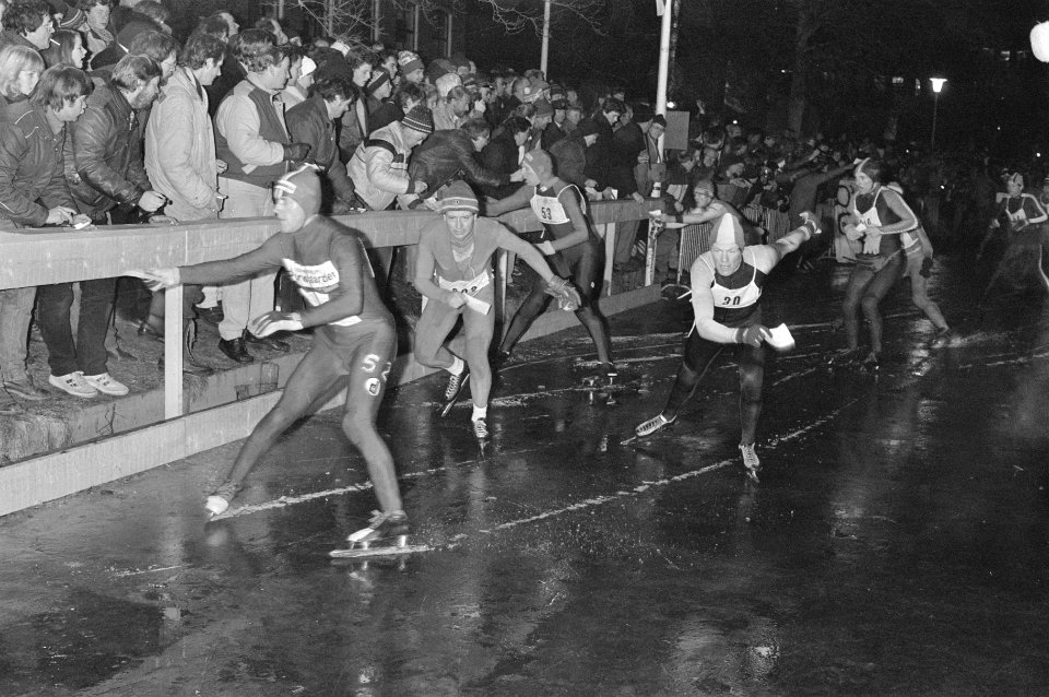 Elfstedentocht 1985 aankomst eerste stempelplaats Sneek, op de voorgrond Nieste, Bestanddeelnr 933-2425