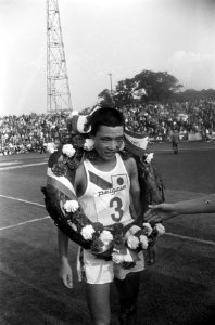 Elfde Internationale Marathon Enschede. Yoshiro Mifune met krans, Bestanddeelnr 920-6394