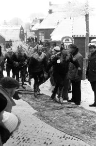 Elfstedentocht 1963. De kopgroep in Hindeloopen, derde van rechts J. van den Ber, Bestanddeelnr 914-7234