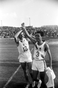 Elfde Internationale Marathon Enschede. Yoshiro Mifune gefeliciteerd dopor numme, Bestanddeelnr 920-6392