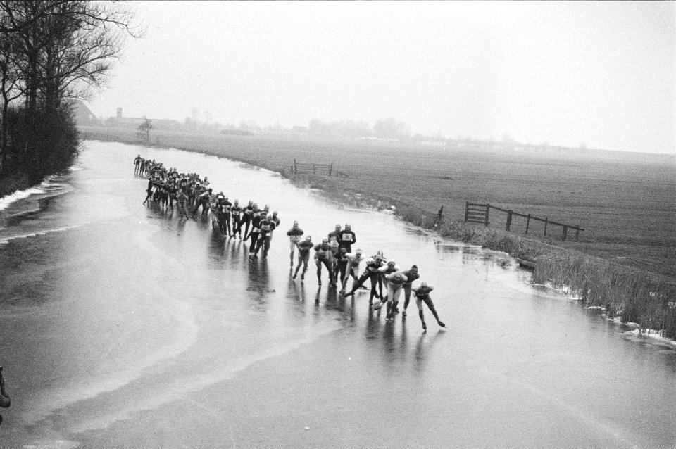 Elfstedentocht 1985, Stavoren, een kopgroep van 50 a 60 rijders op weg van Stavo, Bestanddeelnr 933-2427