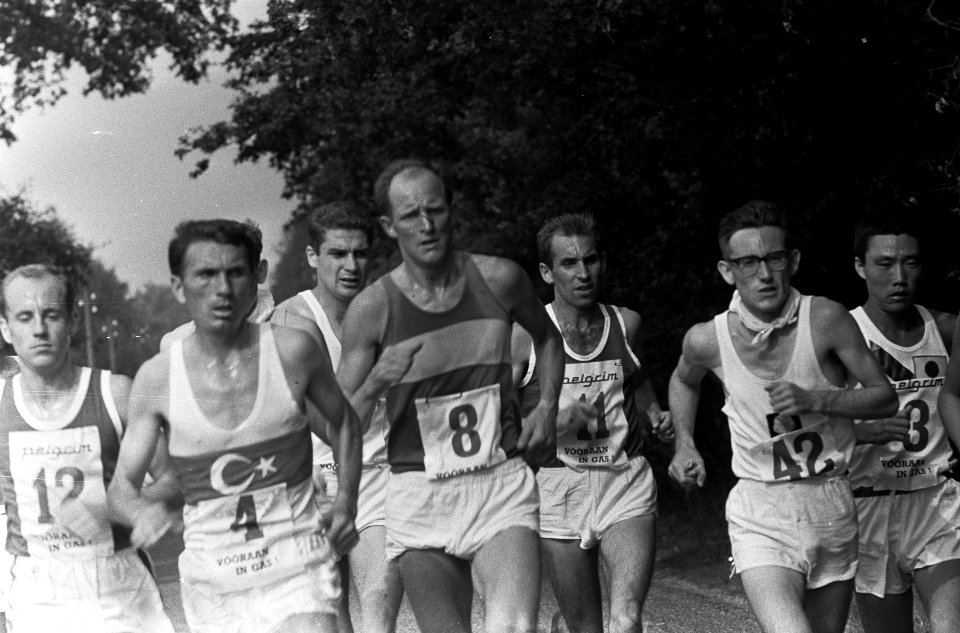 Elfde Internationale Marathon Enschede. De kopgroep Akcay (4), Steylen (8), Ries, Bestanddeelnr 920-6390
