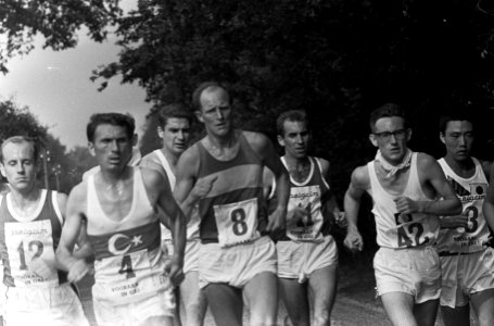 Elfde Internationale Marathon Enschede. De kopgroep Akcay (4), Steylen (8), Ries, Bestanddeelnr 920-6390