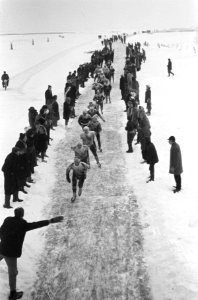 Elfstedentocht 1963. De kopgroep op weg naar Stavoren, passeren de Galamadammen , Bestanddeelnr 914-7237