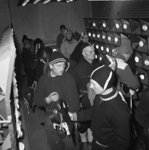 Elfstedentocht 1963. Deelnemers warmen zich voor de start in garage Postuma te L, Bestanddeelnr 914-7260
