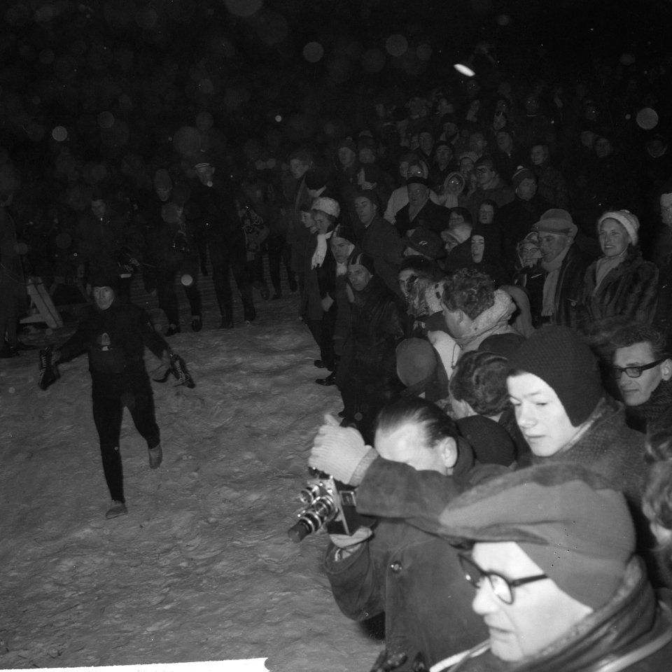 Elfstedentocht 1963. Na de start, wedloop naar het ijs, Bestanddeelnr 914-7259