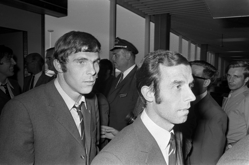 Elftal Feijenoord arriveert op Schiphol uit Argentinië 5 W. van Hanegem, C. Mo, Bestanddeelnr 923-7887