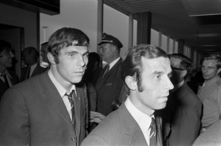 Elftal Feijenoord arriveert op Schiphol uit Argentinië 5 W. van Hanegem, C. Mo, Bestanddeelnr 923-7887