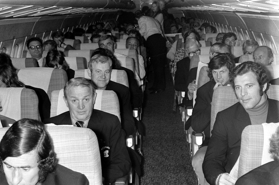 Elftal Ajax vertrekt van Schiphol naar Sofia voor Europacup-wedstrijd, elftal in, Bestanddeelnr 926-0049