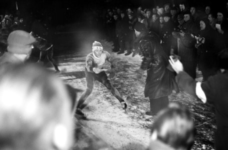 Elfstedentocht 1963. De journalist Speurstra uit Heerenveen de eerste die in Sne, Bestanddeelnr 914-7230