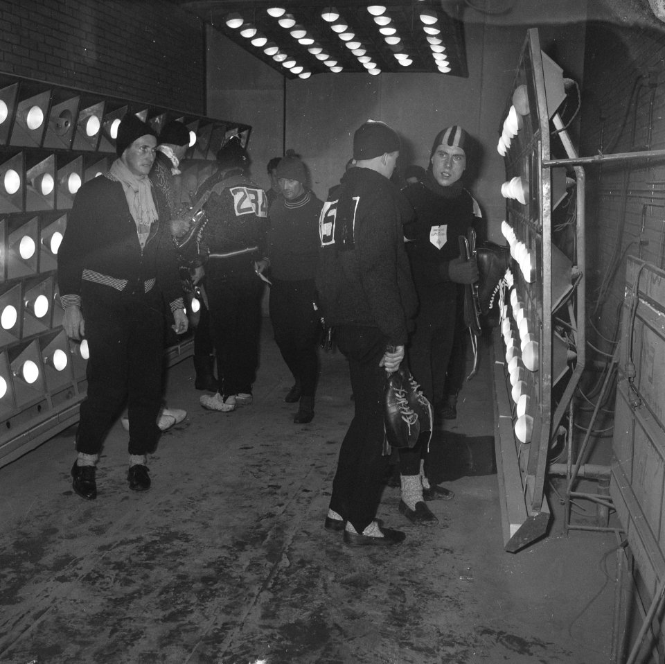 Elfstedentocht 1963. De deelnemers verwarmen zich voor de start in de garage Pos, Bestanddeelnr 914-7249