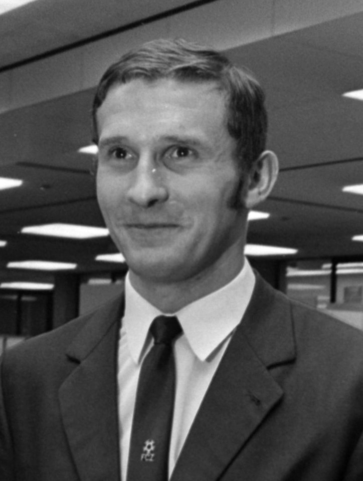 Elftal Carl Zeiss Jena arriveert op Schiphol voor wedstrijd tegen Ajax. Blochwitz, Bestanddeelnr 923-3313 (cropped)