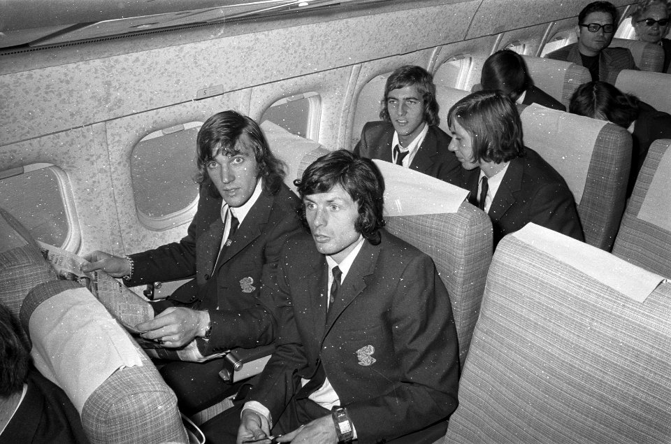Elftal Ajax vertrekt naar Marseille van Schiphol, (l) Krol en Suurbier, Bestanddeelnr 925-0562