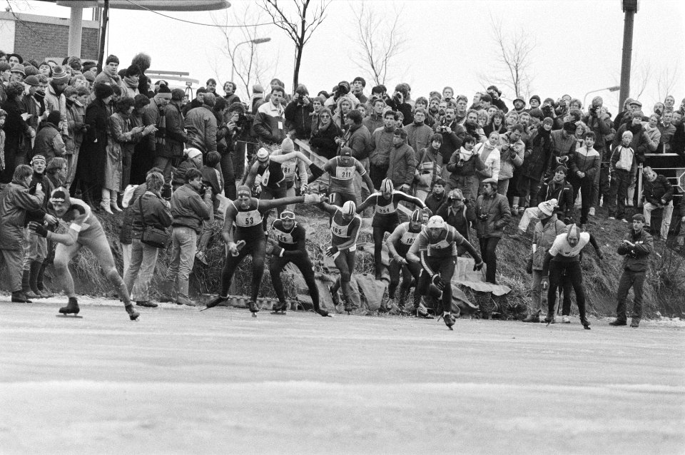 Elfstedentocht 1985, Harlingen, de kopgroep aan het klunen in Harlingen, Bestanddeelnr 933-2431