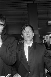 Elftal FC Basel arriveert op Schiphol voor wedstrijd te Ajax om Europa Cup nr., Bestanddeelnr 923-9355