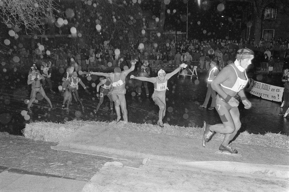 Elfstedentocht 1985 klunen in Sneek van de wedstrijdrijd, Bestanddeelnr 933-2426