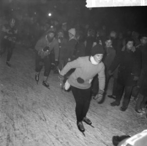 Elfstedentocht 1963. Op het ijs na de start te Leeuwarden vrouwelijke deelneems, Bestanddeelnr 914-7265