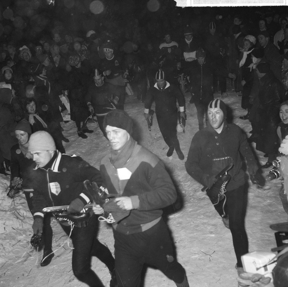 Elfstedentocht 1963. Wedloop naar het ijs na de start te Leeuwarden, Bestanddeelnr 914-7268