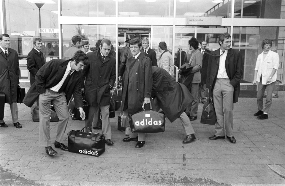 Elftal FC Basel arriveert op Schiphol voor wedstrijd te Ajax om Europa Cup nr., Bestanddeelnr 923-9356