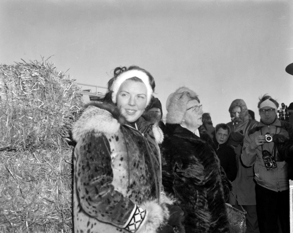 Elfstedentocht 1963. koningin Juliana en Prinses Beatrix bij de finish in Leeuwa, Bestanddeelnr 914-7242