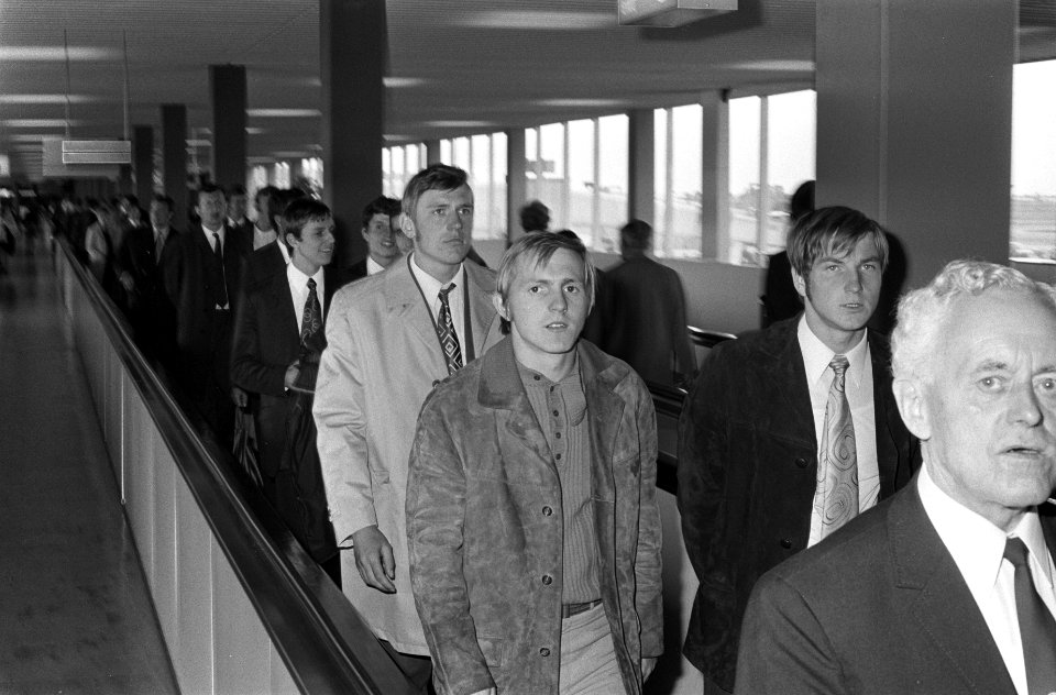 Elftal Dynamo Dresden arriveert op Schiphol, Bestanddeelnr 924-9292