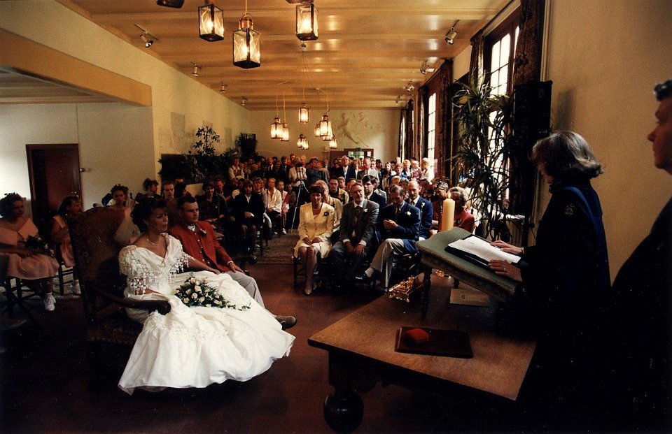 Elise Fraterman en Richard Wiegers waren het eerste bruidspaar dat op Beeckestijn in de echt werd verbonden. Aangekocht in 1997 van United Photos de Boer bv. - Negatiefnummer 42969 kc 16. - Gepublicee