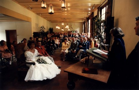 Elise Fraterman en Richard Wiegers waren het eerste bruidspaar dat op Beeckestijn in de echt werd verbonden. Aangekocht in 1997 van United Photos de Boer bv. - Negatiefnummer 42969 kc 16. - Gepublicee
