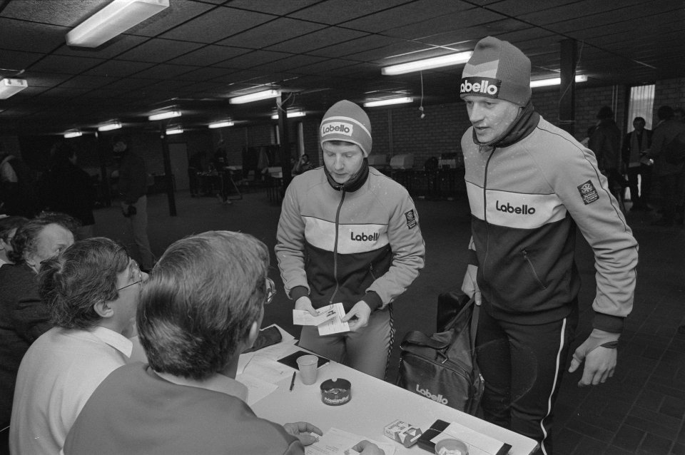 Elfstedentocht, inschrijving wedstrijdrijders het echtpaar Kooiman (Jan en Inek, Bestanddeelnr 933-2422