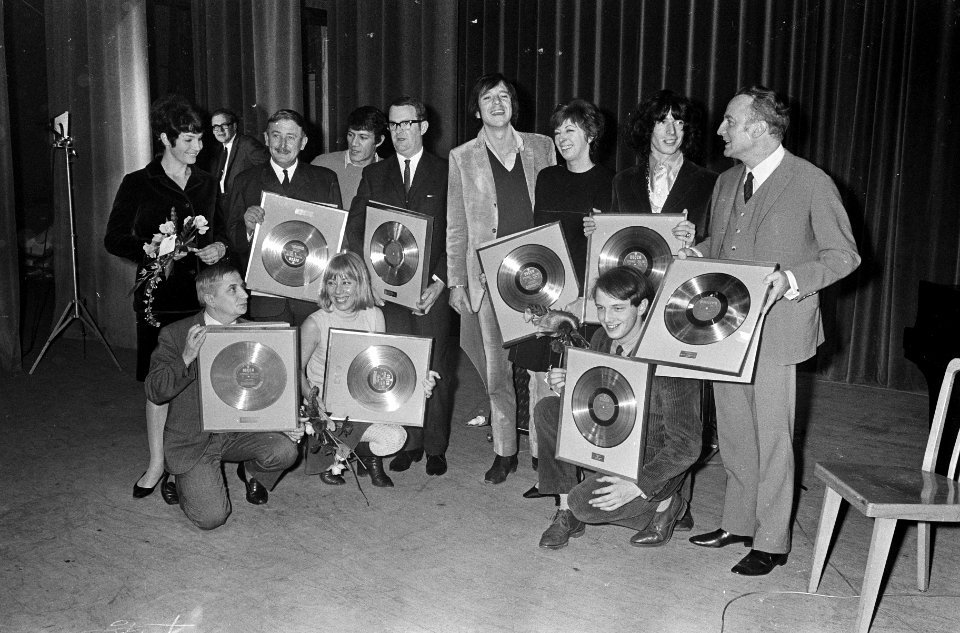 Elf gouden platen uitgereikt. Staand vlnr Piet Hendriks, Harry Bannink, Ramses S, Bestanddeelnr 920-8786